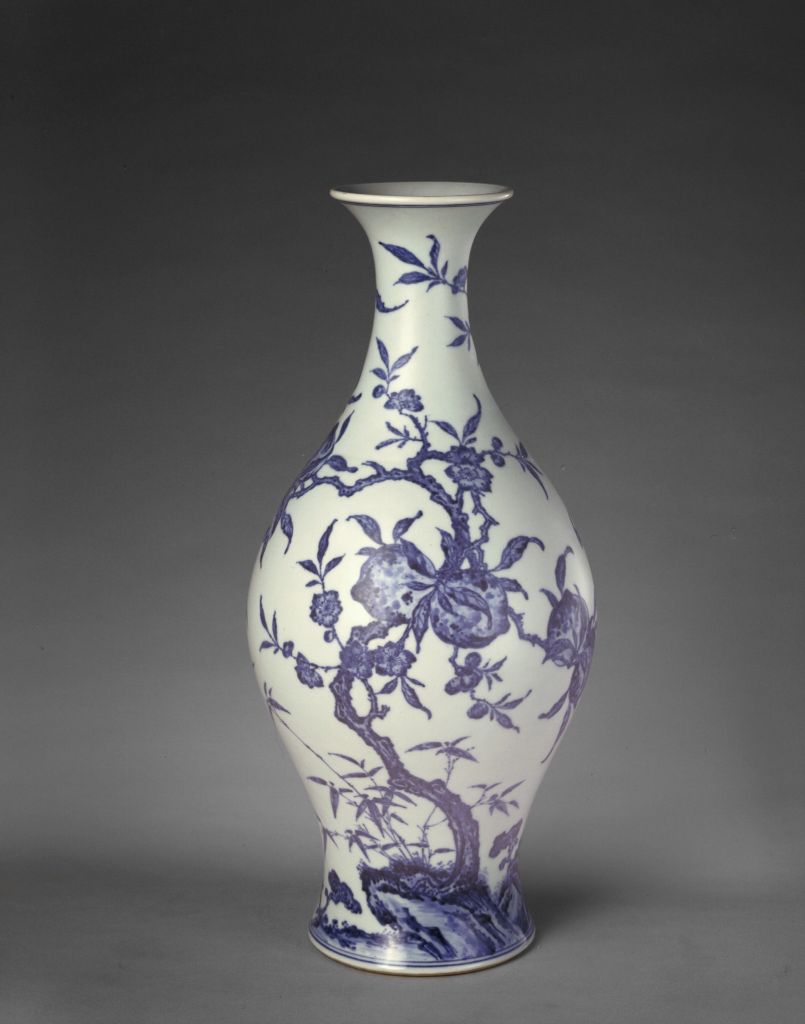 图片[1]-Blue and white olive vase with peach bat pattern-China Archive